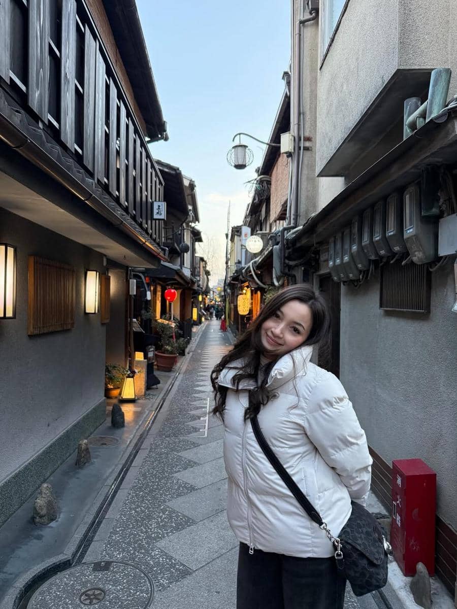 Megan Domani saat berlibur di Jepang ditemani kekasih.