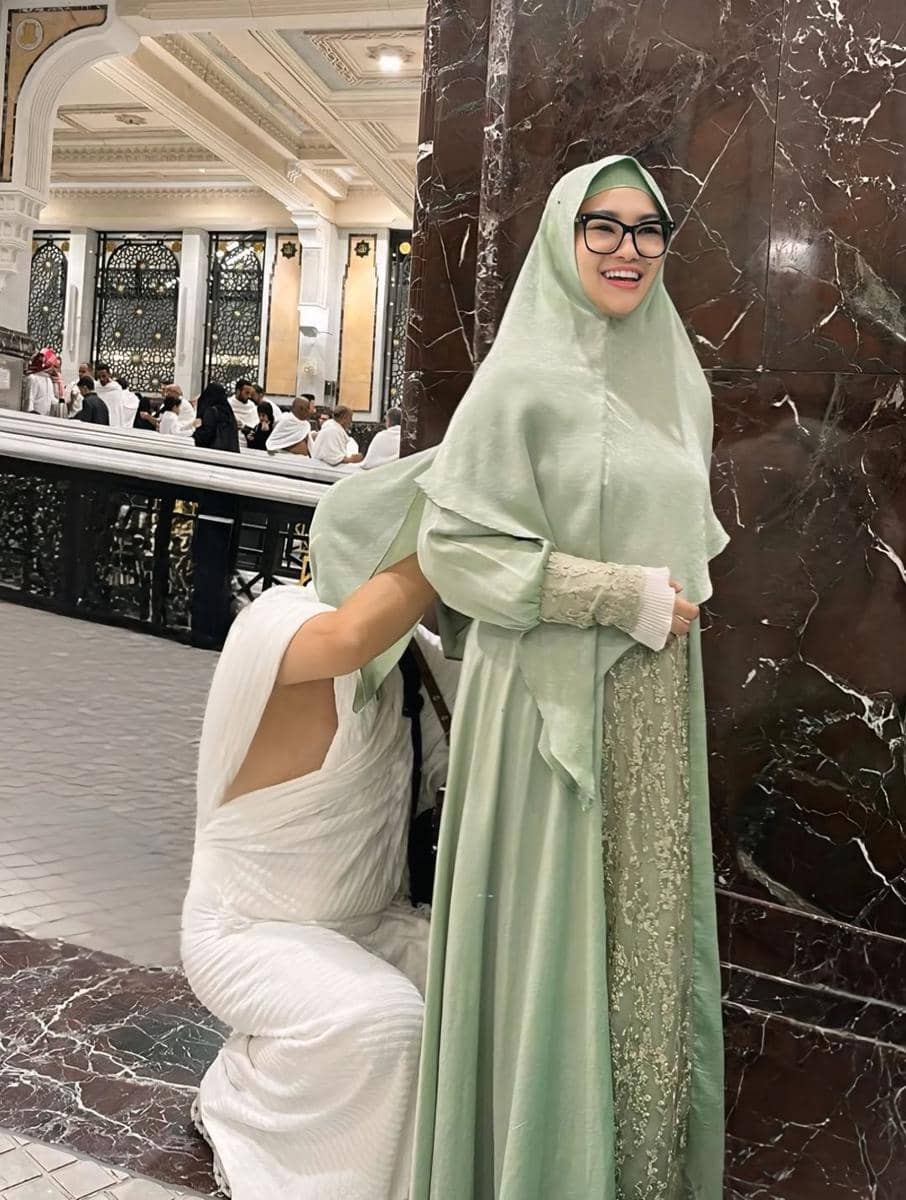 Fitri Carlina tawaf dan sai bareng suami