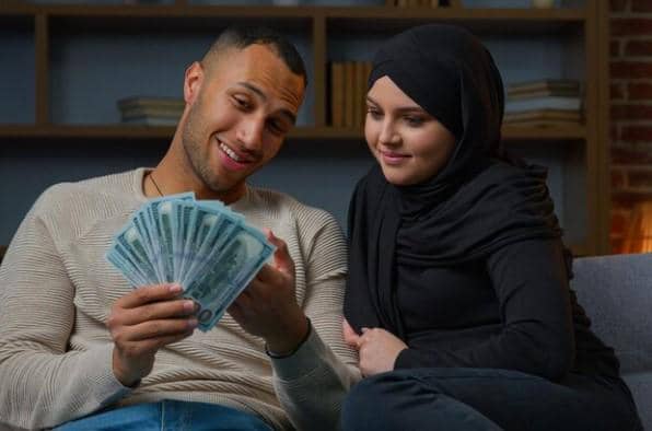 ilustrasi menyisihkan uang untuk tabungan