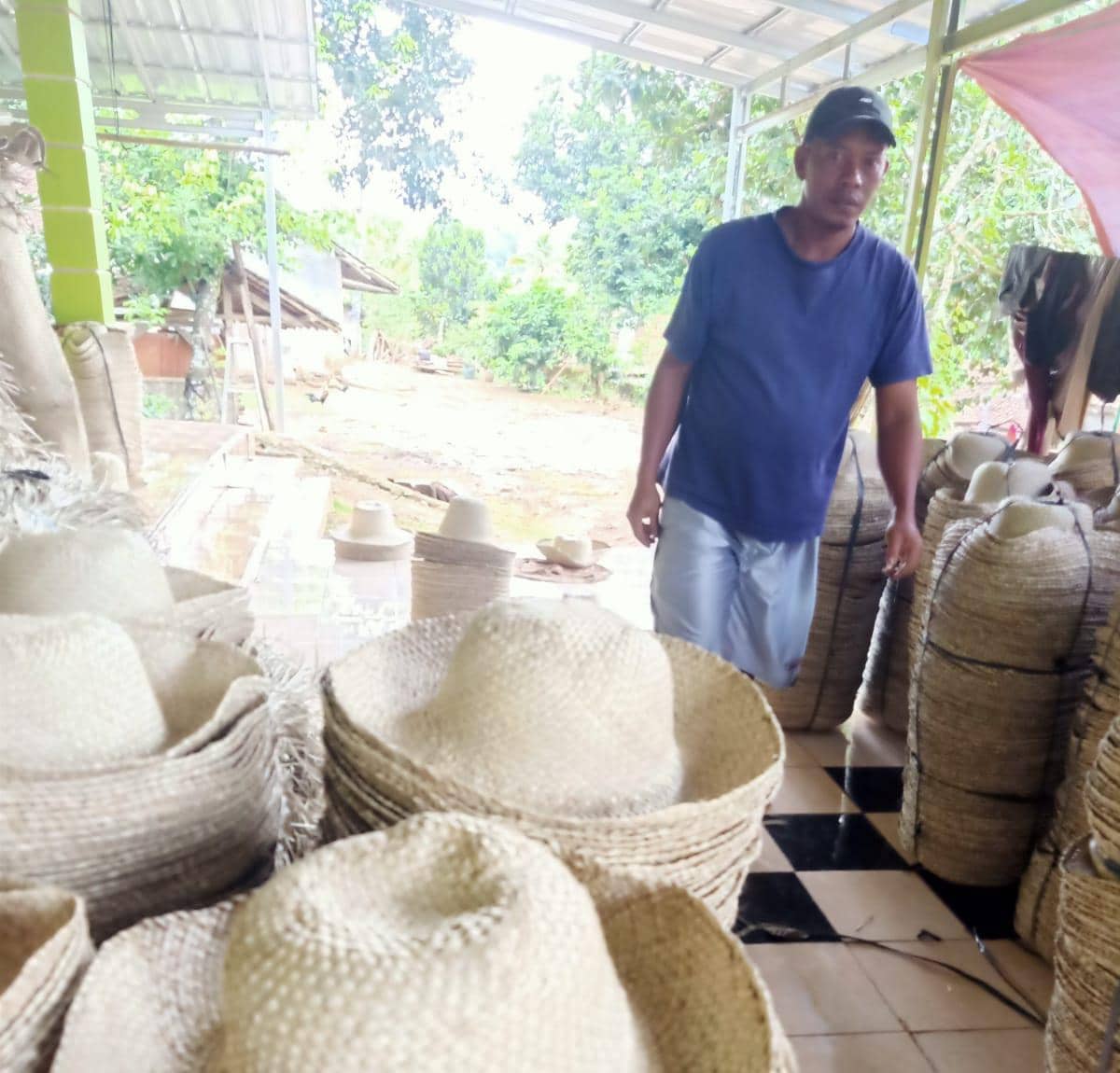Pengrajin daun pandan di Pandeglang menunjukan stok melimpah tak terjual