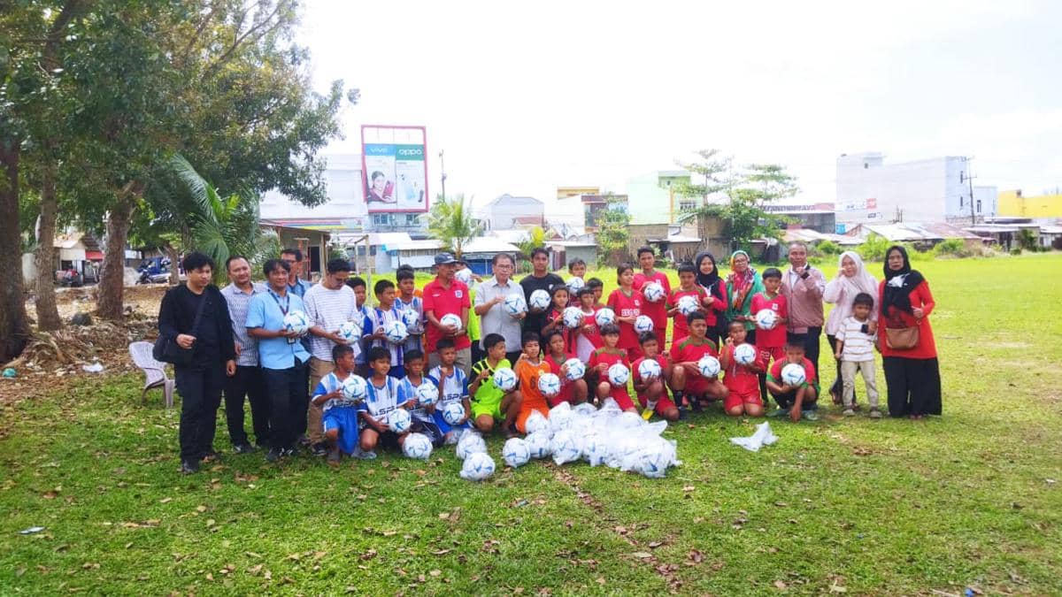 Penyerahan bola FIFA ke siswa-siswa SSB di Lapangan Marindal, Deli Serdang (IDN Times/Doni Hermawan)