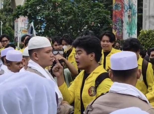 Momen Mahasiswa PNJ Emosi Tunjuk Wajah Polisi saat Demo Mabes Polri
