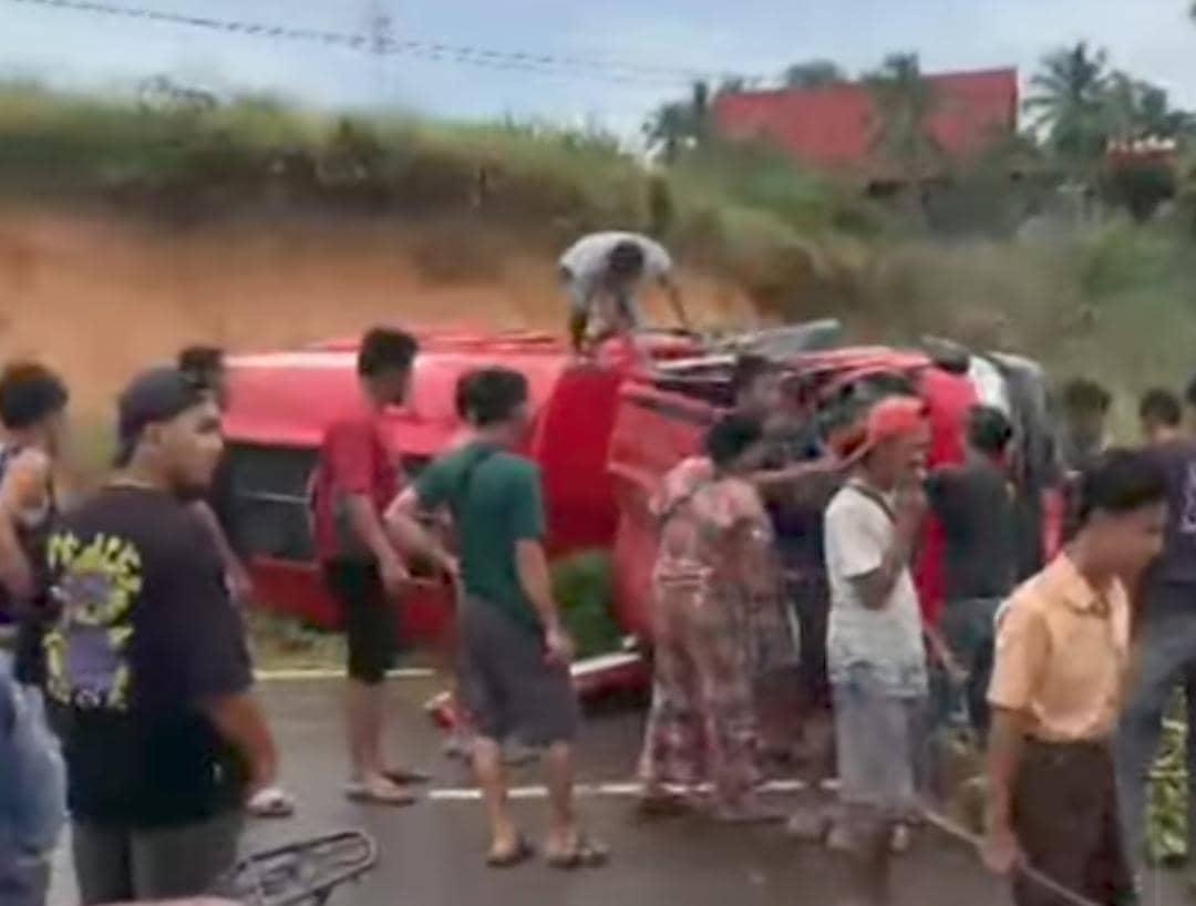 Kondisi mobil Damkar PALI yang terbalik saat menuju lokasi kebakaran. (Dok. IDN Times)