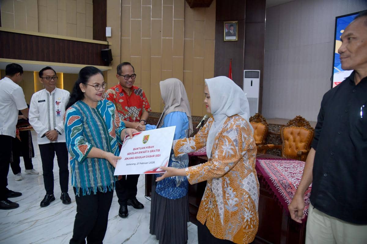 agustina, sekolah swasta gratis