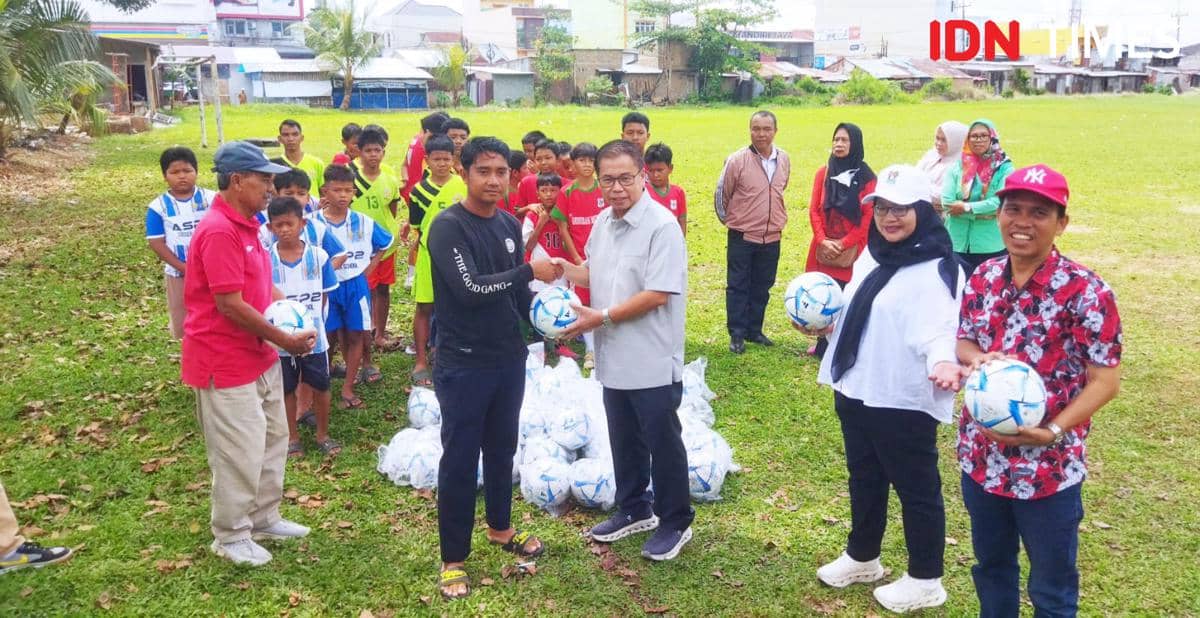 Penyerahan bola FIFA ke siswa-siswa SSB di Lapangan Marindal, Deli Serdang (IDN Times/Doni Hermawan)