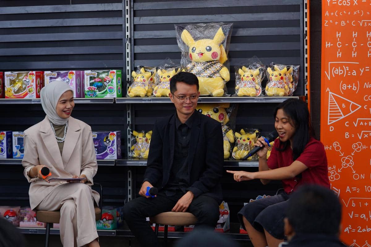 James Wijaya, Project Leader Pokemon TCG Academia School Visit & Sora, Siswi SMP Avicenna Jagakarsa.JPG