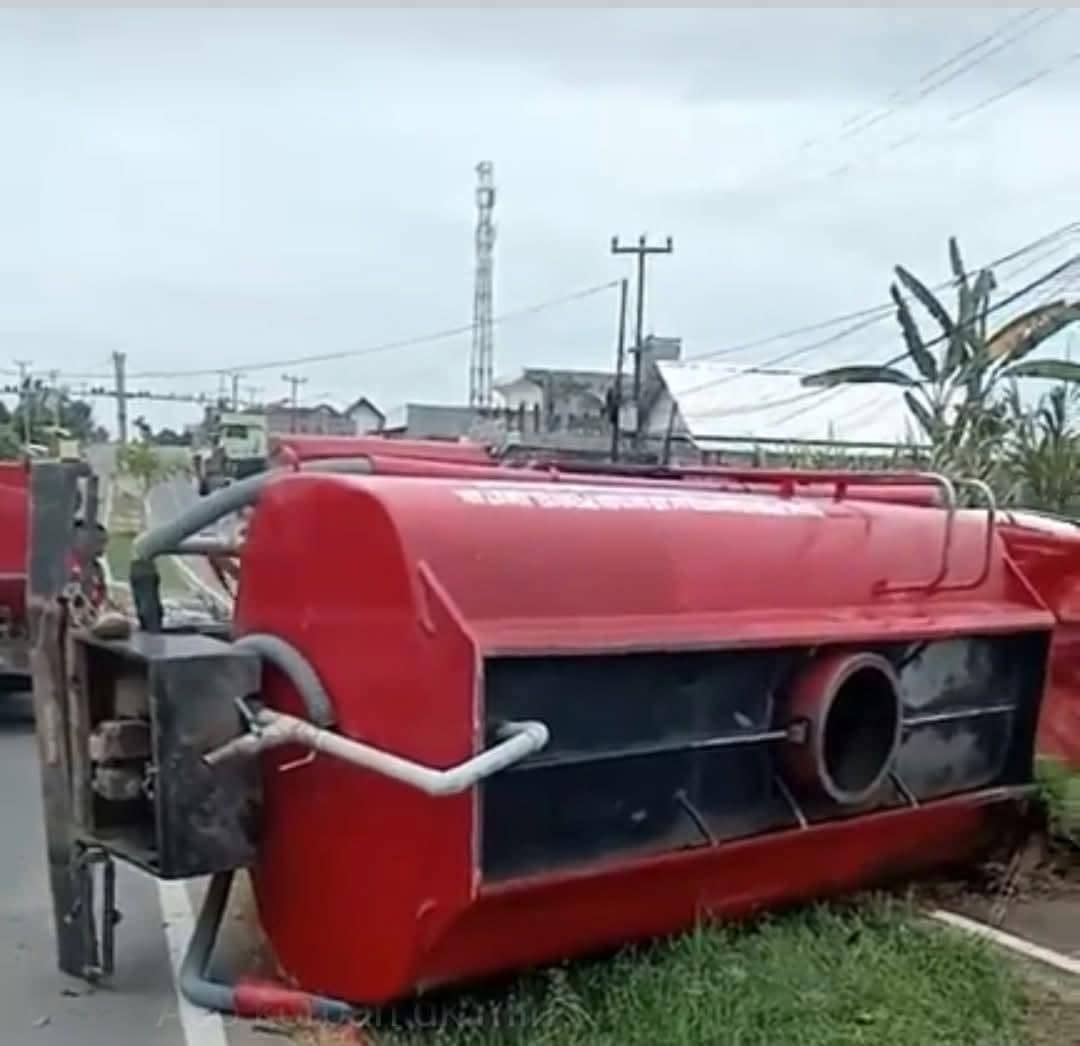 Kondisi mobil Damkar PALI yang terbalik saat menuju lokasi kebakaran. (Dok. IDN Times)