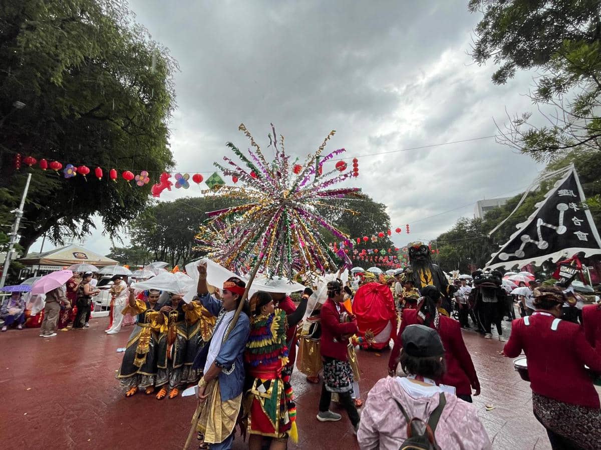 Hujan deras membuat Parade Imlek yang digelar Sabtu (28/2/2026) di Jakarta, ditunda. (IDN Times/Triyan Pangastuti)
