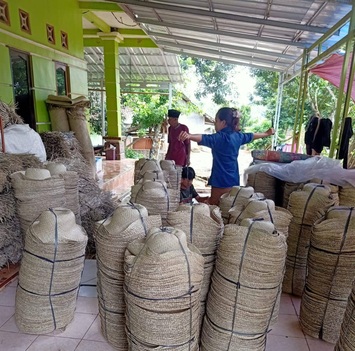 Nasib Ratusan Pengrajin Anyaman Pandan di Pandeglang di Ujung Tanduk