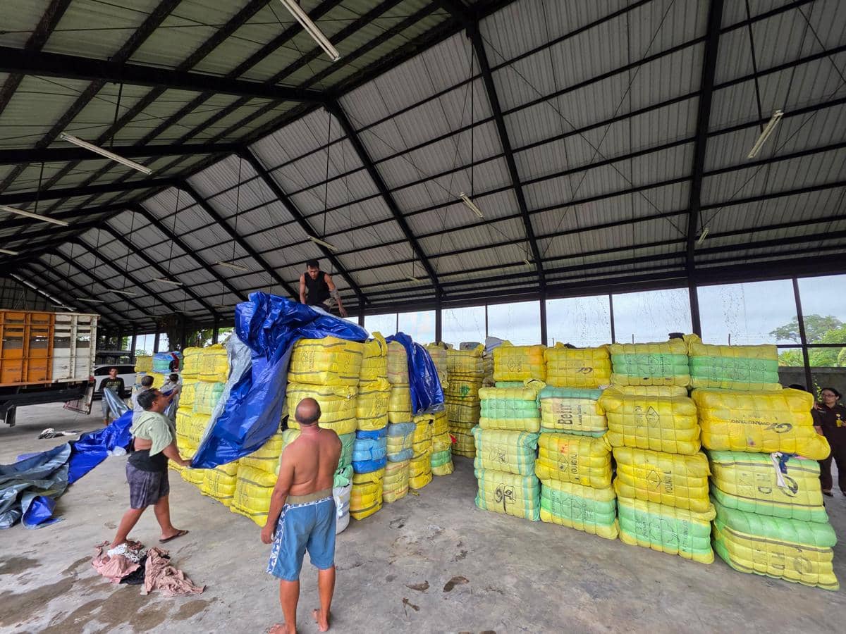 Kejari Tabanan Terima Dua Tersangka Pengimpor Pakaian Bekas