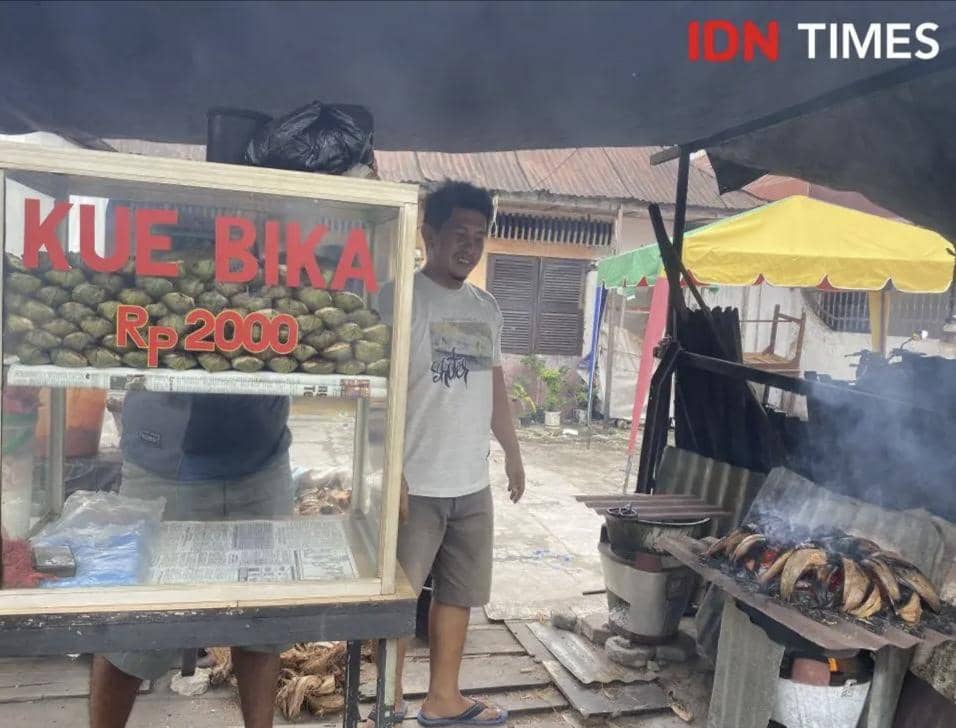 Kudapan kue tradisional asal Minang, kue bika bakar di Medan (IDN Times/Indah Permata Sari)