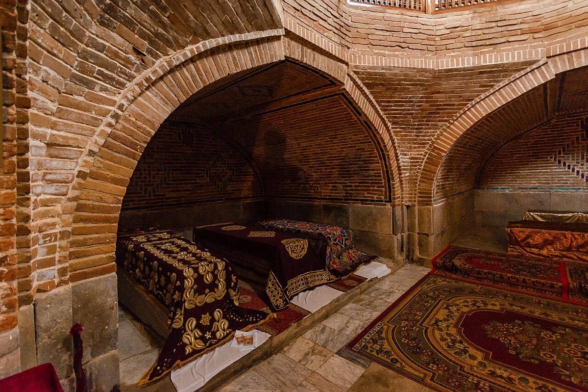 Interior Mausoleum Bibi-Khanym di Samarkand, Uzbekistan, yang berfungsi sebagai tempat pemakaman bagi perempuan dari dinasti Timurid.