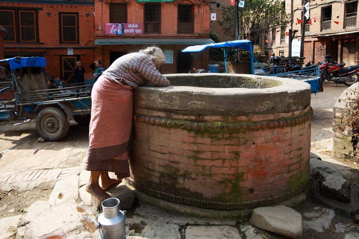 mengambil air di sumur