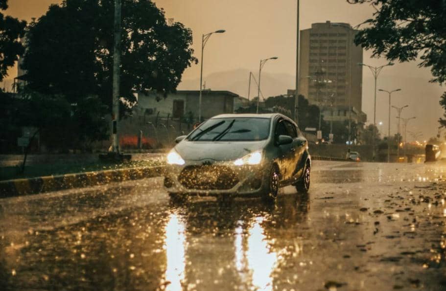 5 Tips Berkendara Mobil yang Aman dan Nyaman ketika Hujan