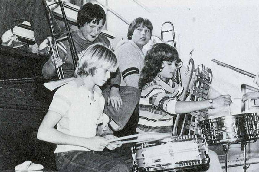 Kurt Cobain saat berusia 14 tahun dan bermain drum (kiri) di sebuah acara di Sekolah Menengah Atas Montesano, Washington, AS.