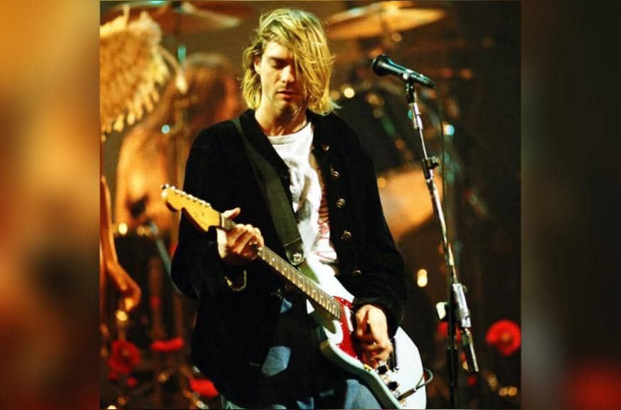 Kurt Cobain di atas panggung