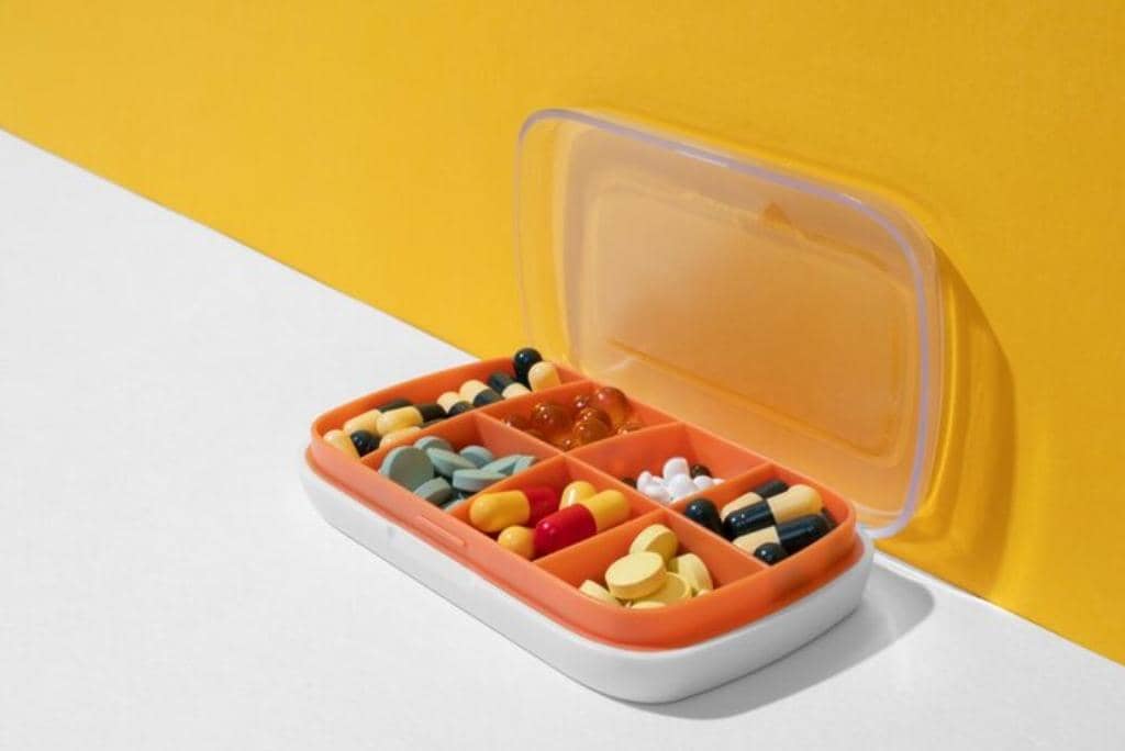 Ilustrasi kotak obat dan suplemen untuk keperluan haji.