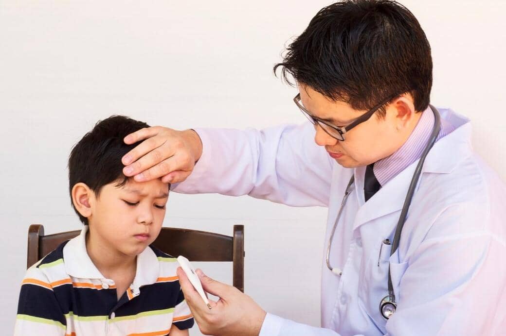 Ilustrasi memeriksakan anak ke dokter 