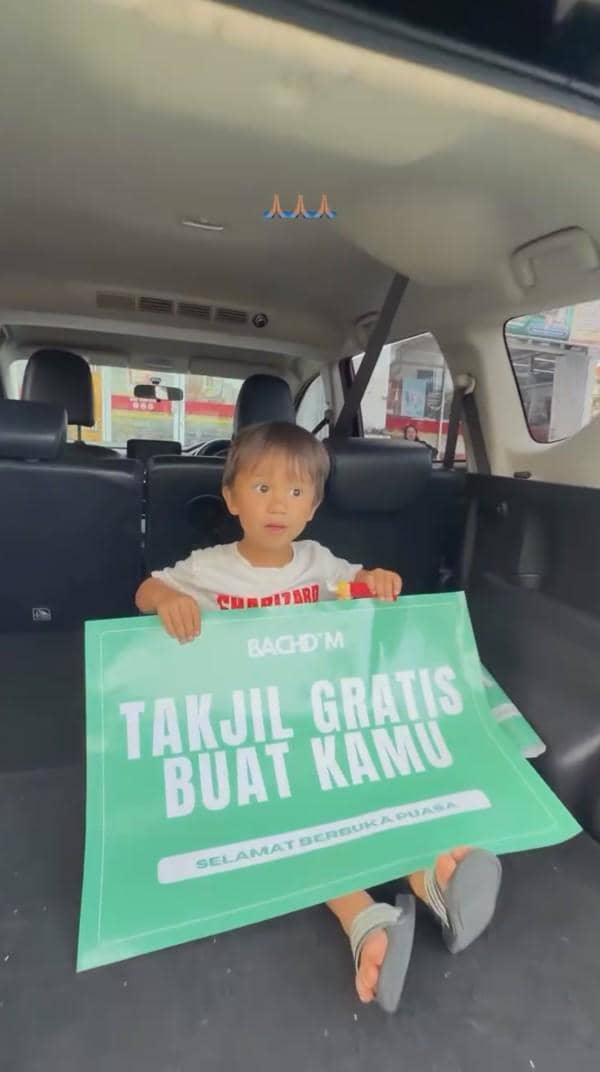 Jennifer dan Irfan Bachdim bagi-bagi takjil (instagram.com/jenniferbachdim)