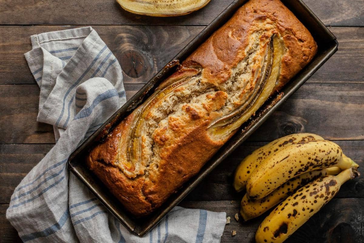 ilustrasi cake cokelat pisang