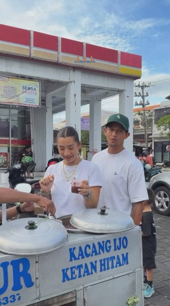 Jennifer dan Irfan Bachdim bagi-bagi takjil (instagram.com/jenniferbachdim)