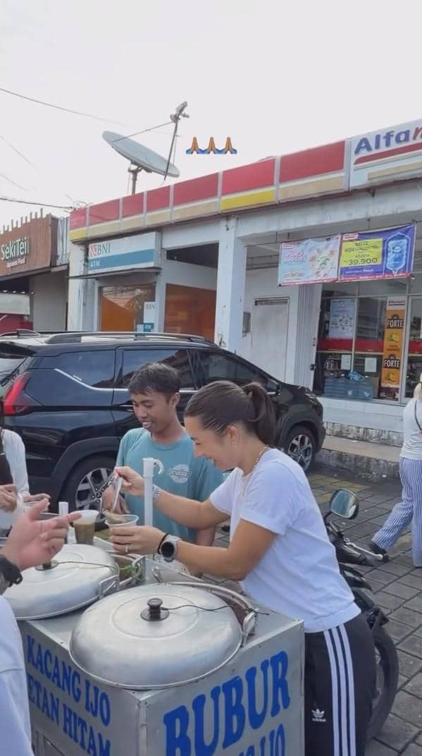 Jennifer dan Irfan Bachdim bagi-bagi takjil (instagram.com/jenniferbachdim)