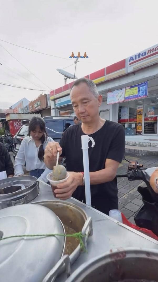 Jennifer dan Irfan Bachdim bagi-bagi takjil (instagram.com/jenniferbachdim)