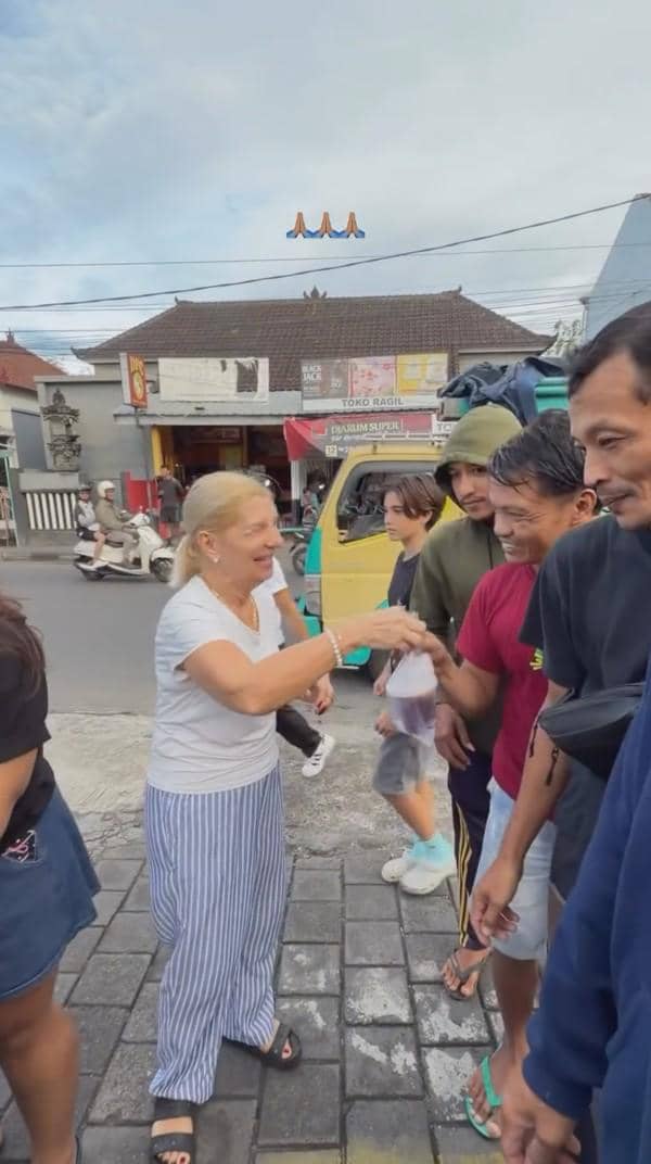 Jennifer dan Irfan Bachdim bagi-bagi takjil (instagram.com/jenniferbachdim)