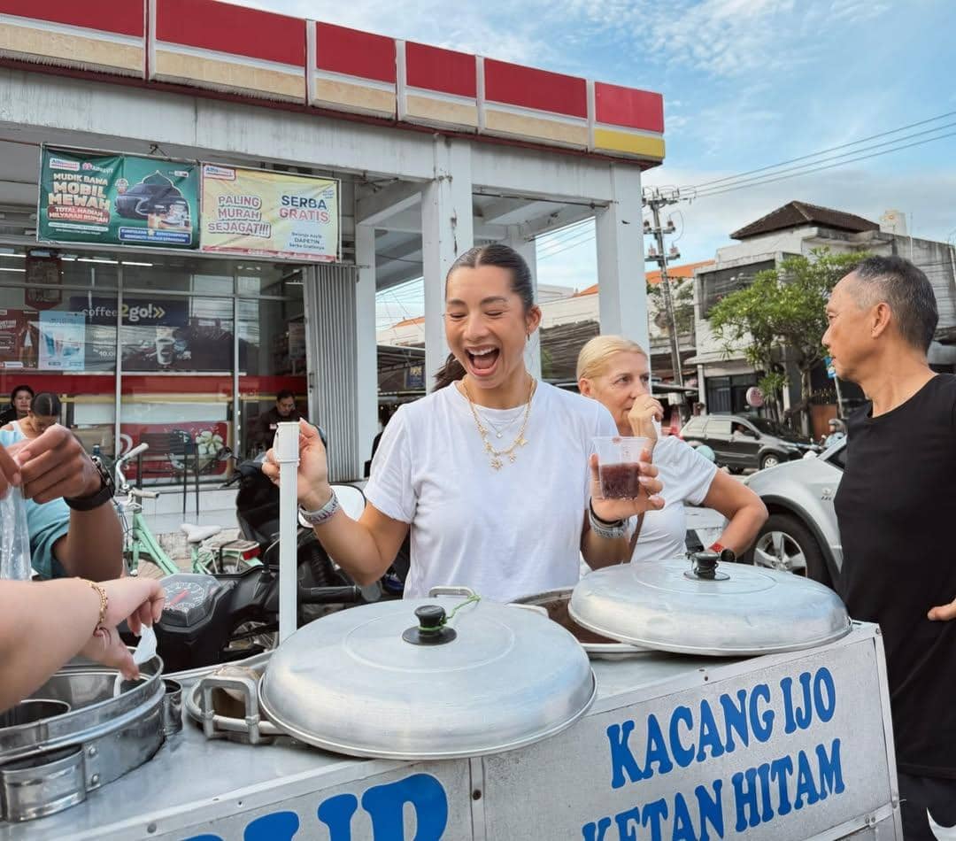 Jennifer dan Irfan Bachdim bagi-bagi takjil (instagram.com/jenniferbachdim)