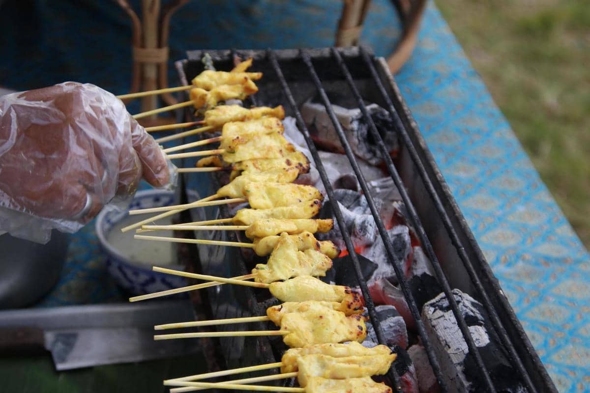 ilustrasi membakar sate