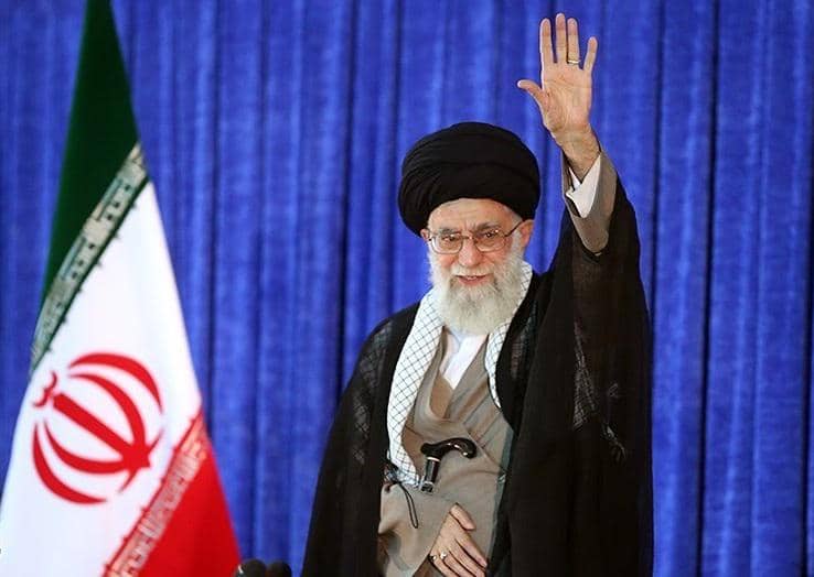 Ayatollah Ali Khamenei sedang melambaikan tangan.