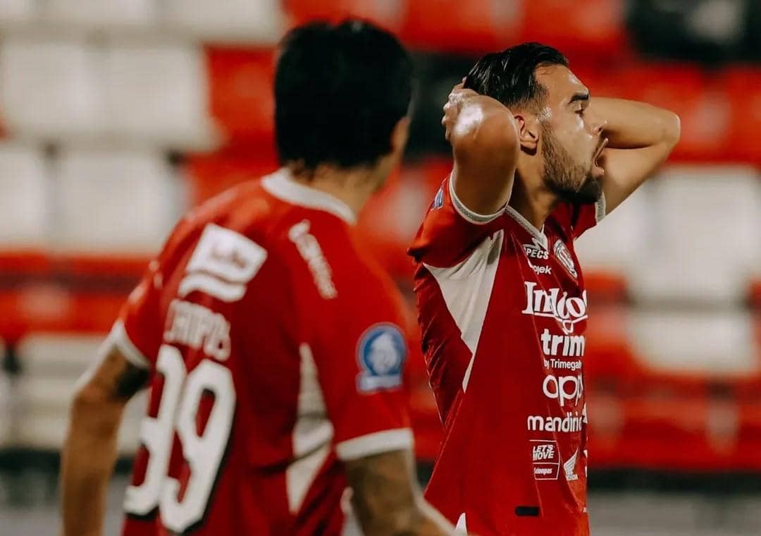 Ekspresi Jens Raven (kanan) saat setelah gagal mencetak gol