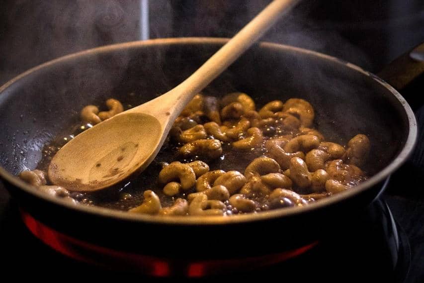 ilustrasi memasak kacang mete 