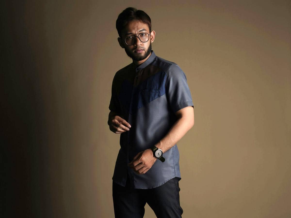 ilustrasi pria memakai kemeja