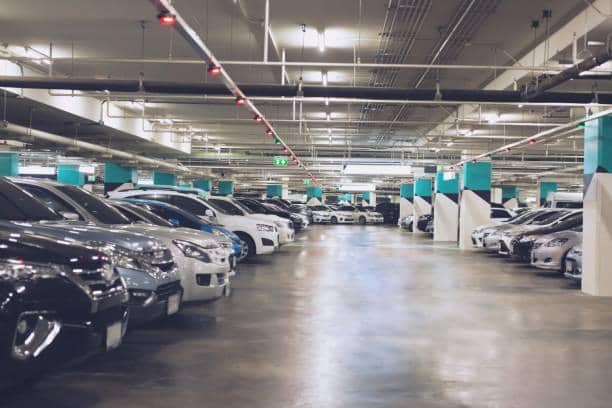 5 Tanda Posisi Parkir Mobil Kamu Sebenarnya Belum Lurus