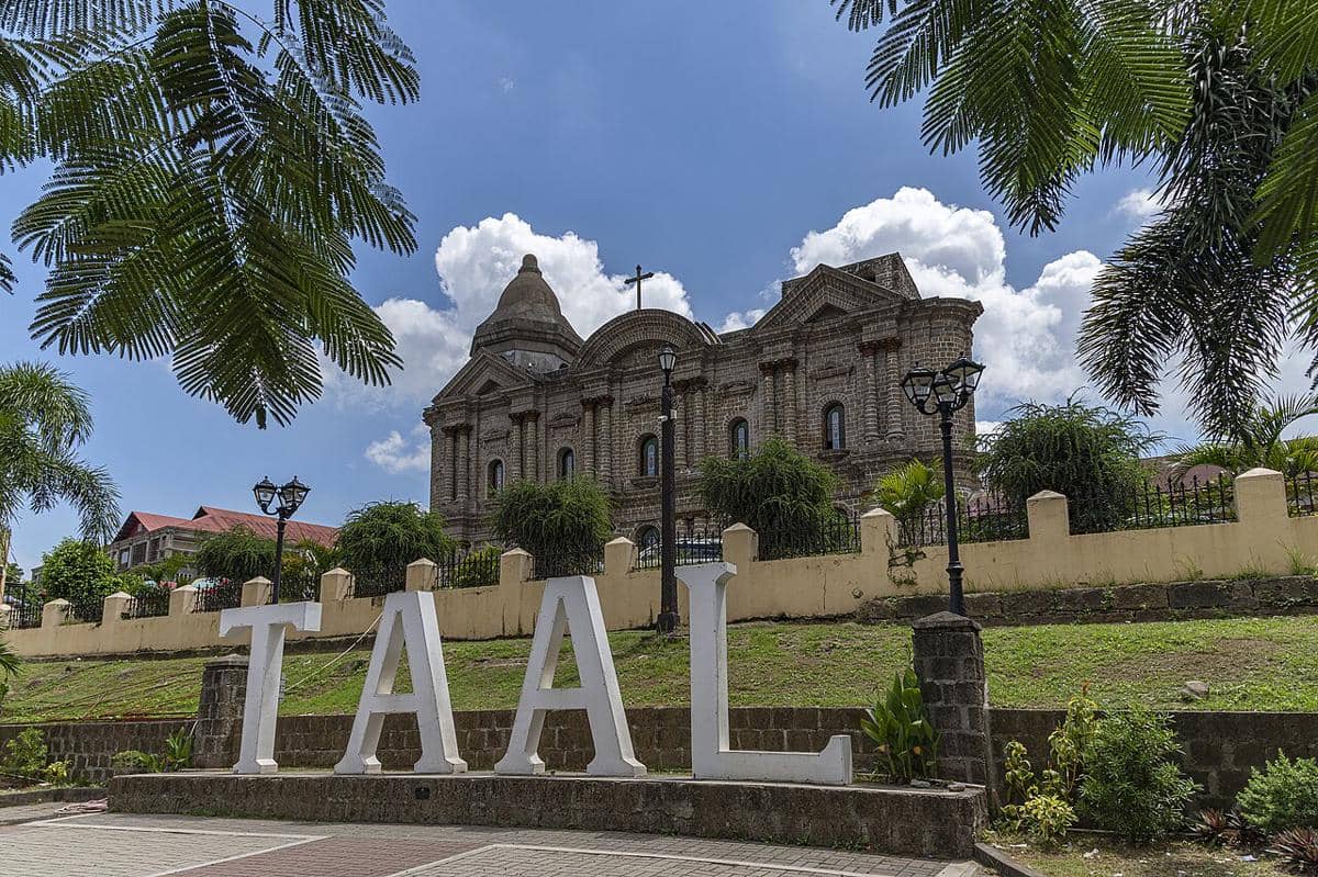 potret fasad Basilika Taal dengan Taman Taal (Taal Park) di latar depan