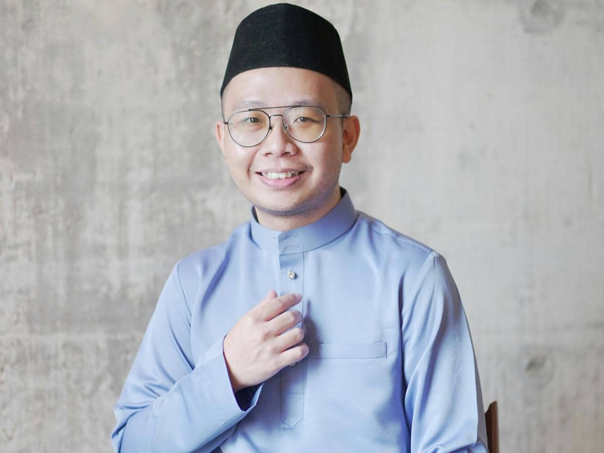 ilustrasi pria memakai baju Melayu