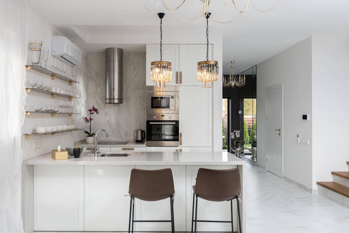 ilustrasi interior dapur warna putih dan emas