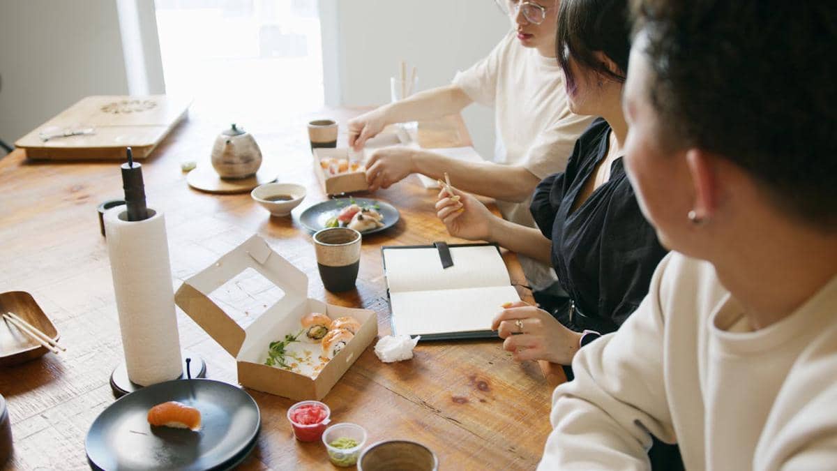 illustrasi makan takjil di kantor 