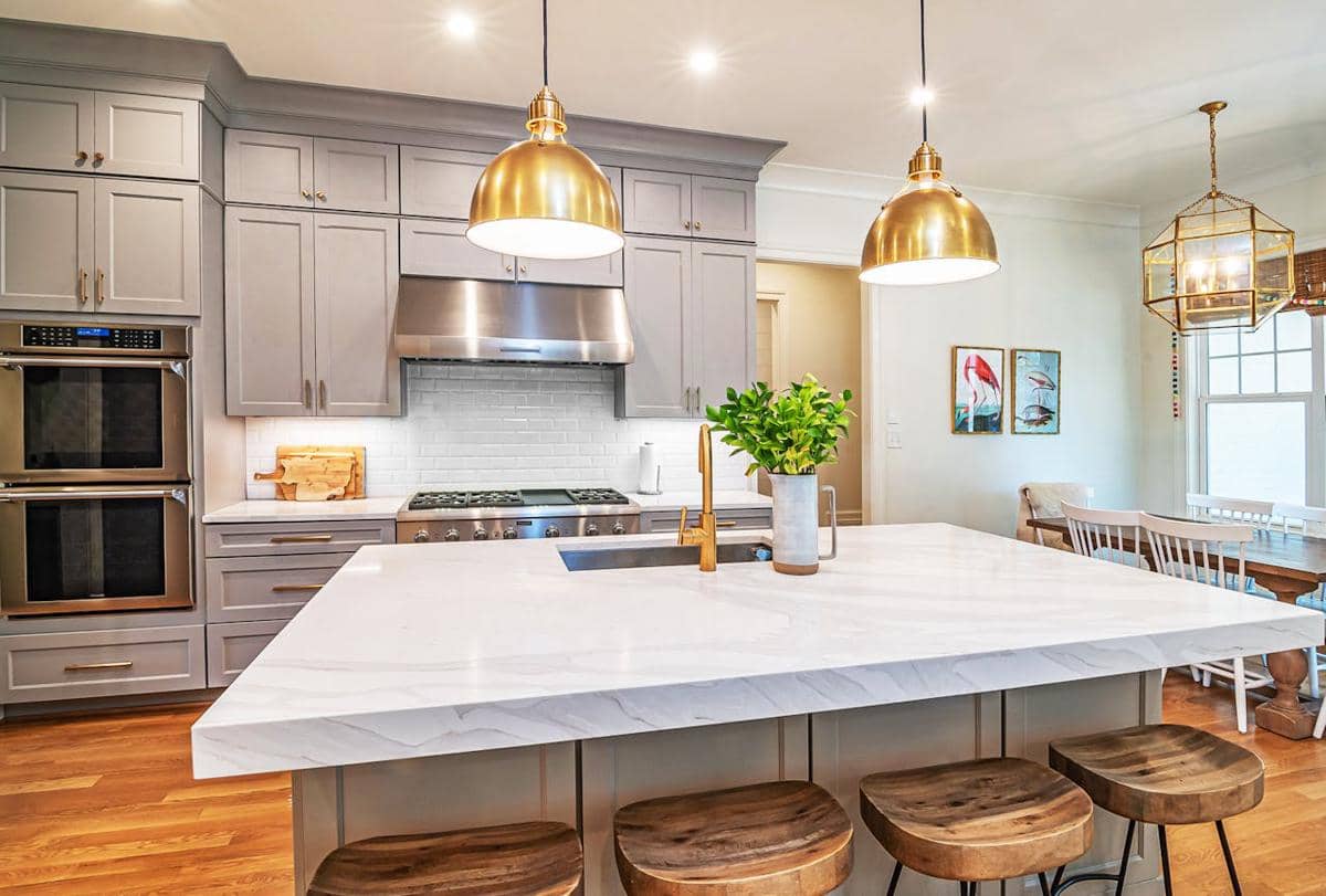 ilustrasi interior dapur warna putih dan emas