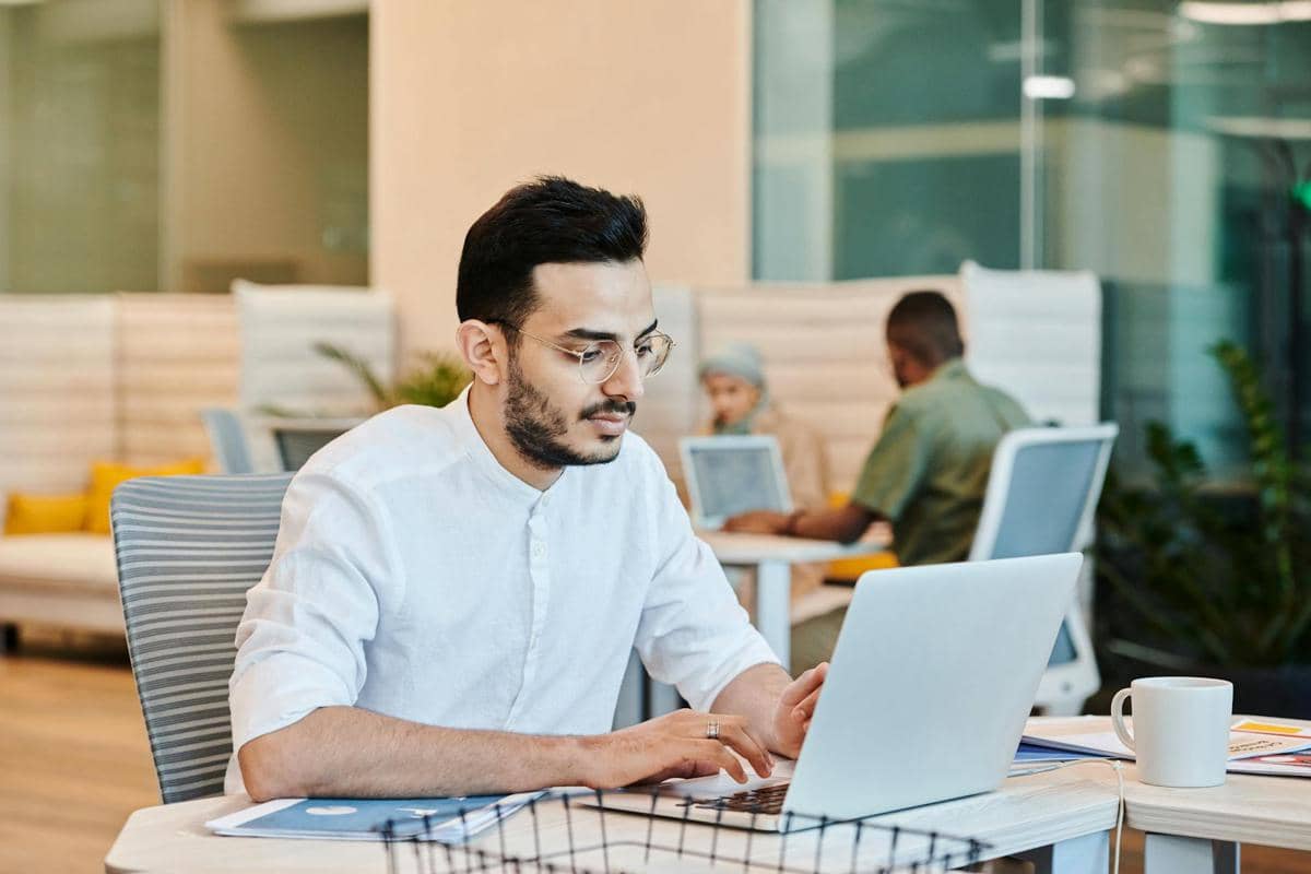 ilustrasi laki-laki bekerja