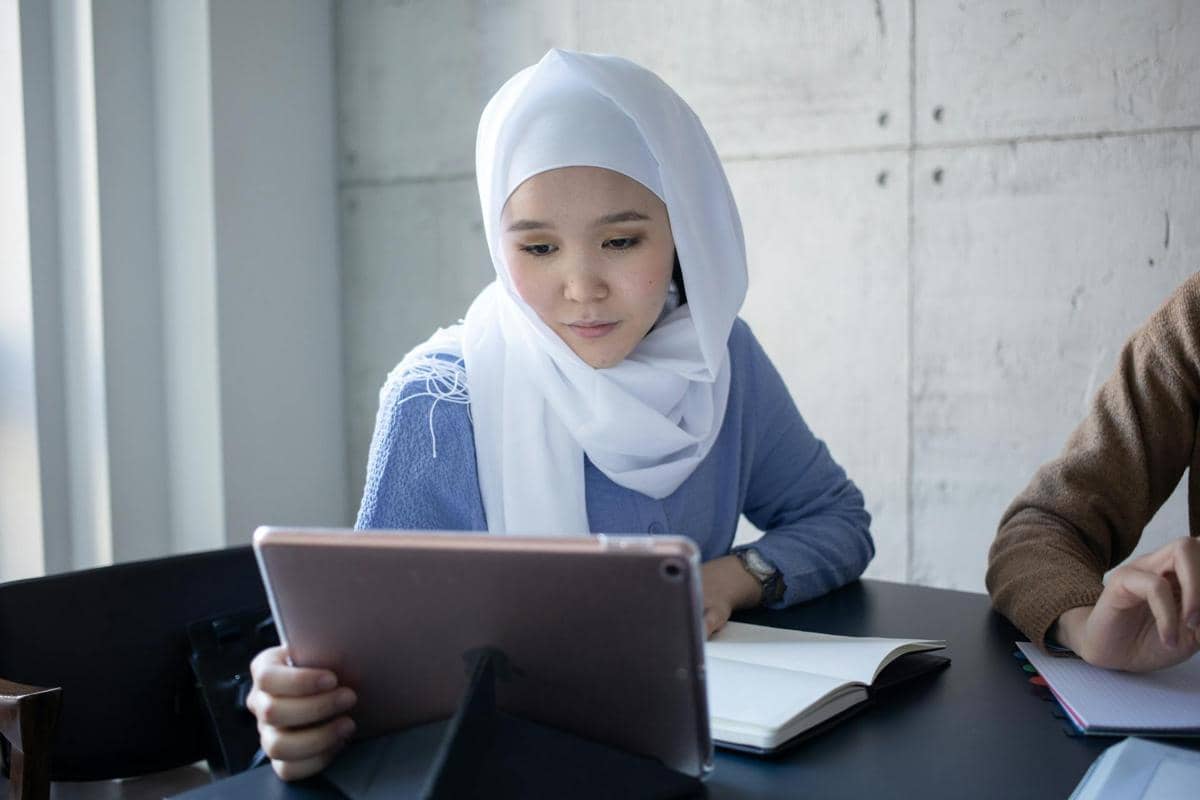 ilustrasi perempuan bekerja