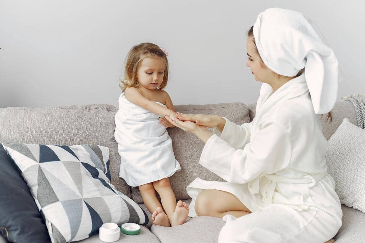 ilustrasi memakai pelembap kulit