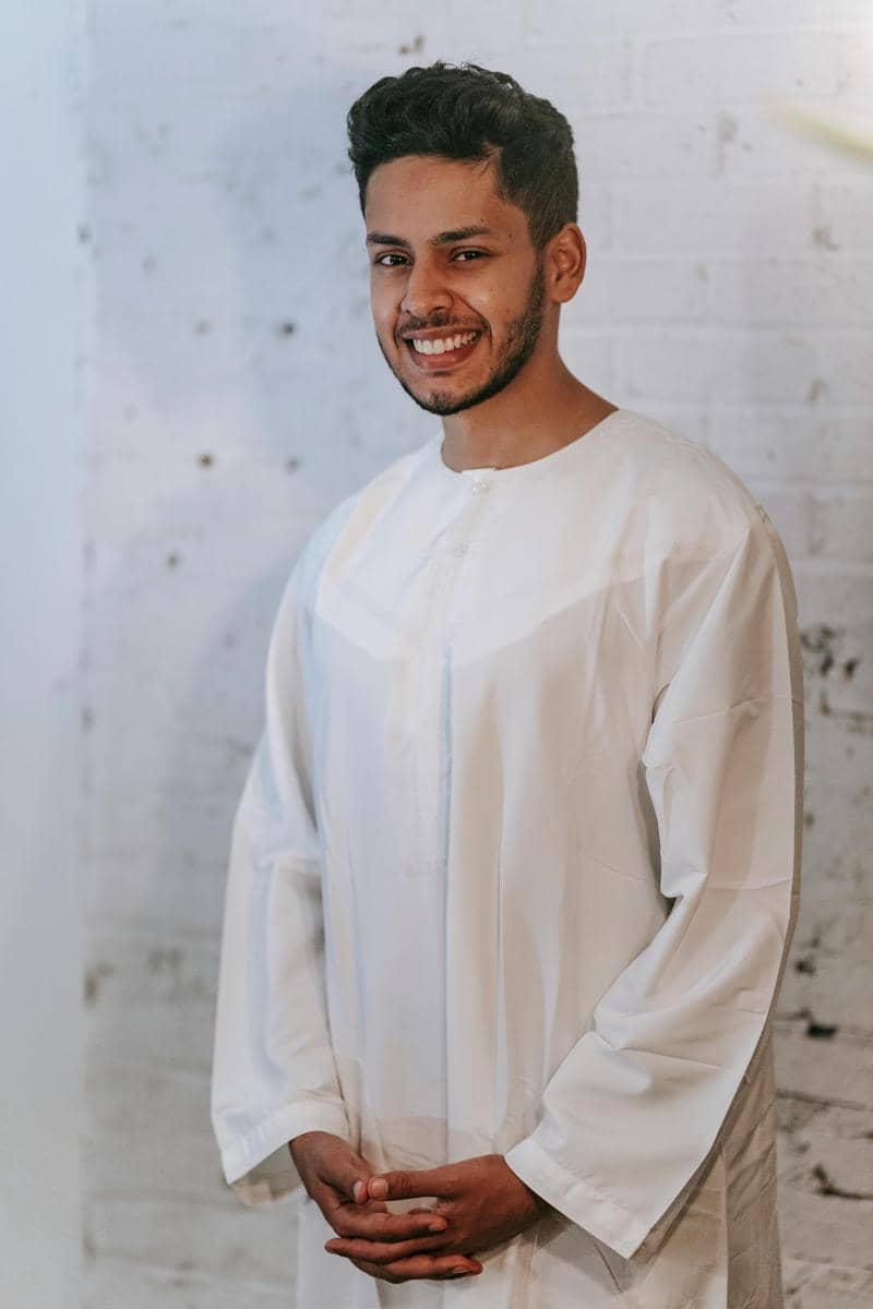 ilustrasi desain lengan jubah pria yang longgar (pexels.com/Michael Burrows)