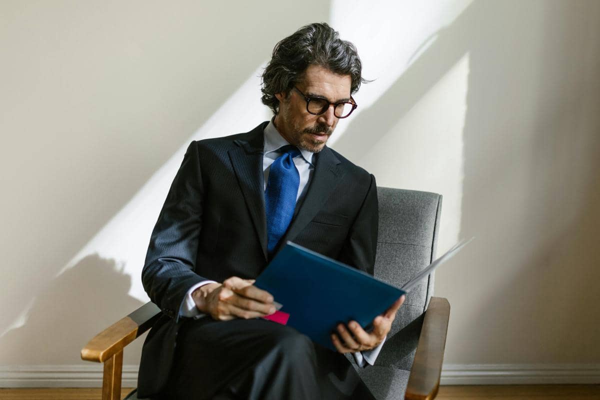 4 Alasan Pria Berumur Lebih Dilirik Wanita Muda, Bijaksana!