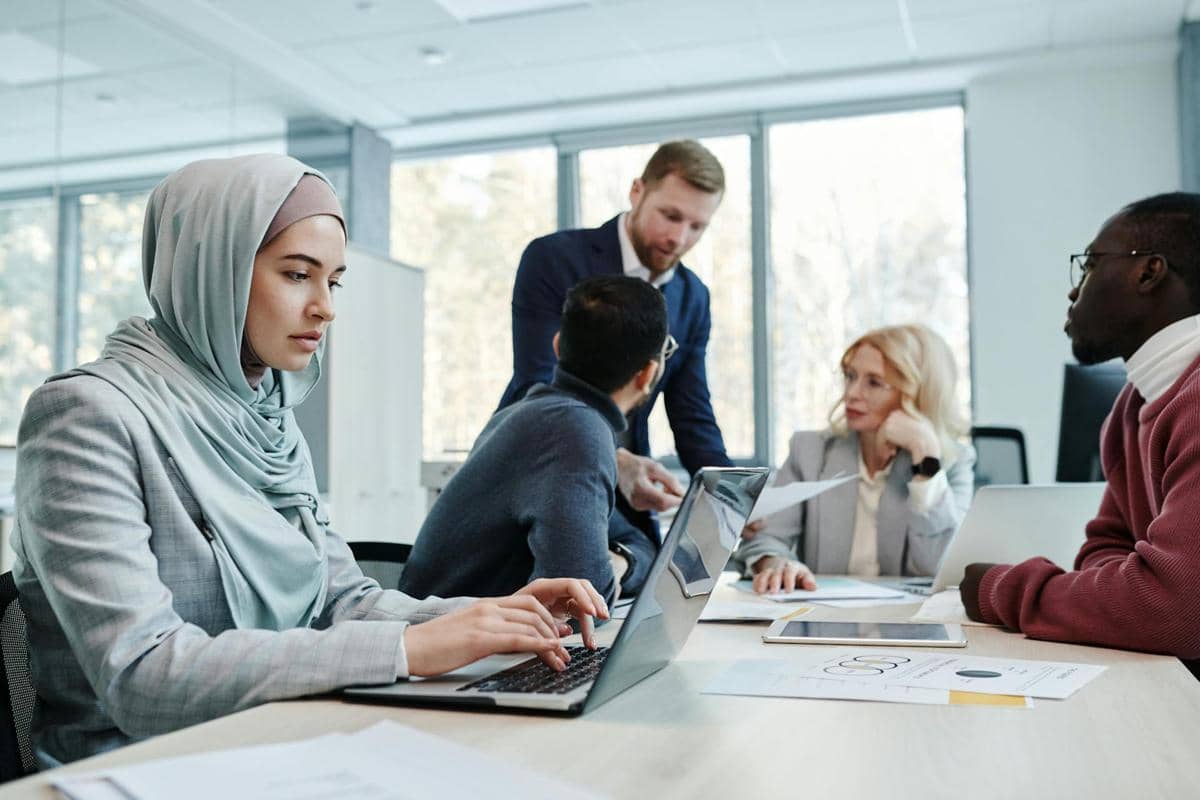 Seorang perempuan fokus bekerja saat puasa Ramadan.