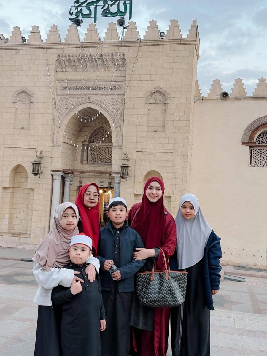 Oki Setiana Dewi dan buah hati safari masjid di Mesir.