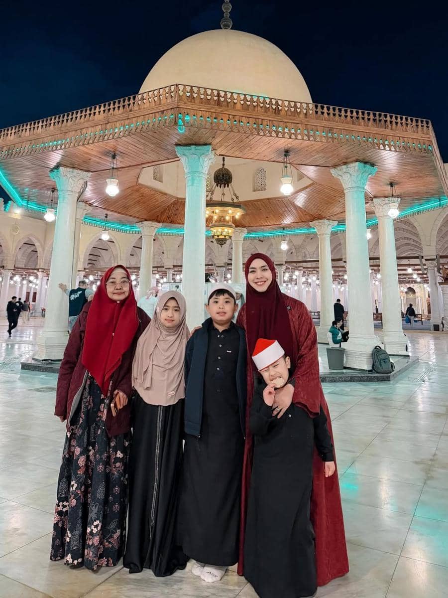 Oki Setiana Dewi dan buah hati safari masjid di Mesir.
