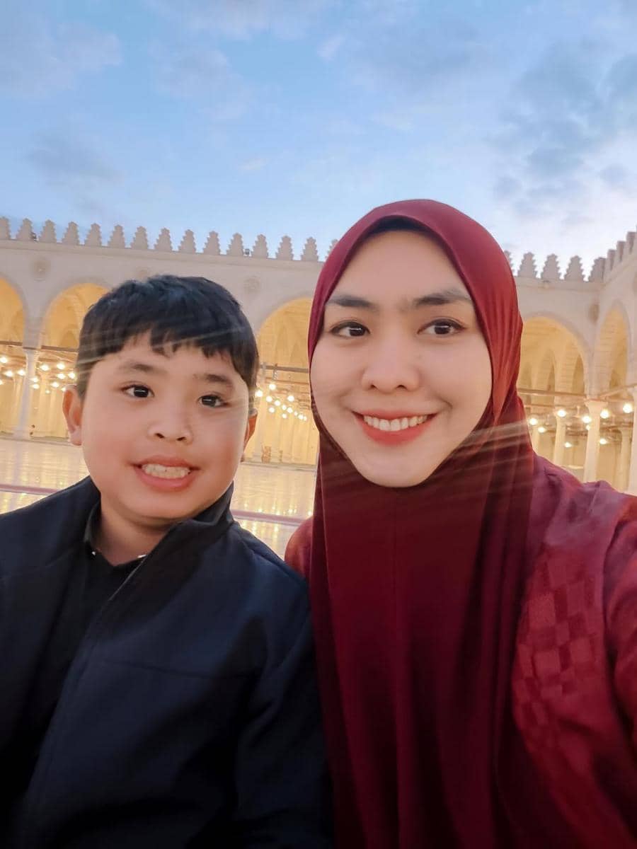 Oki Setiana Dewi dan buah hati safari masjid di Mesir.