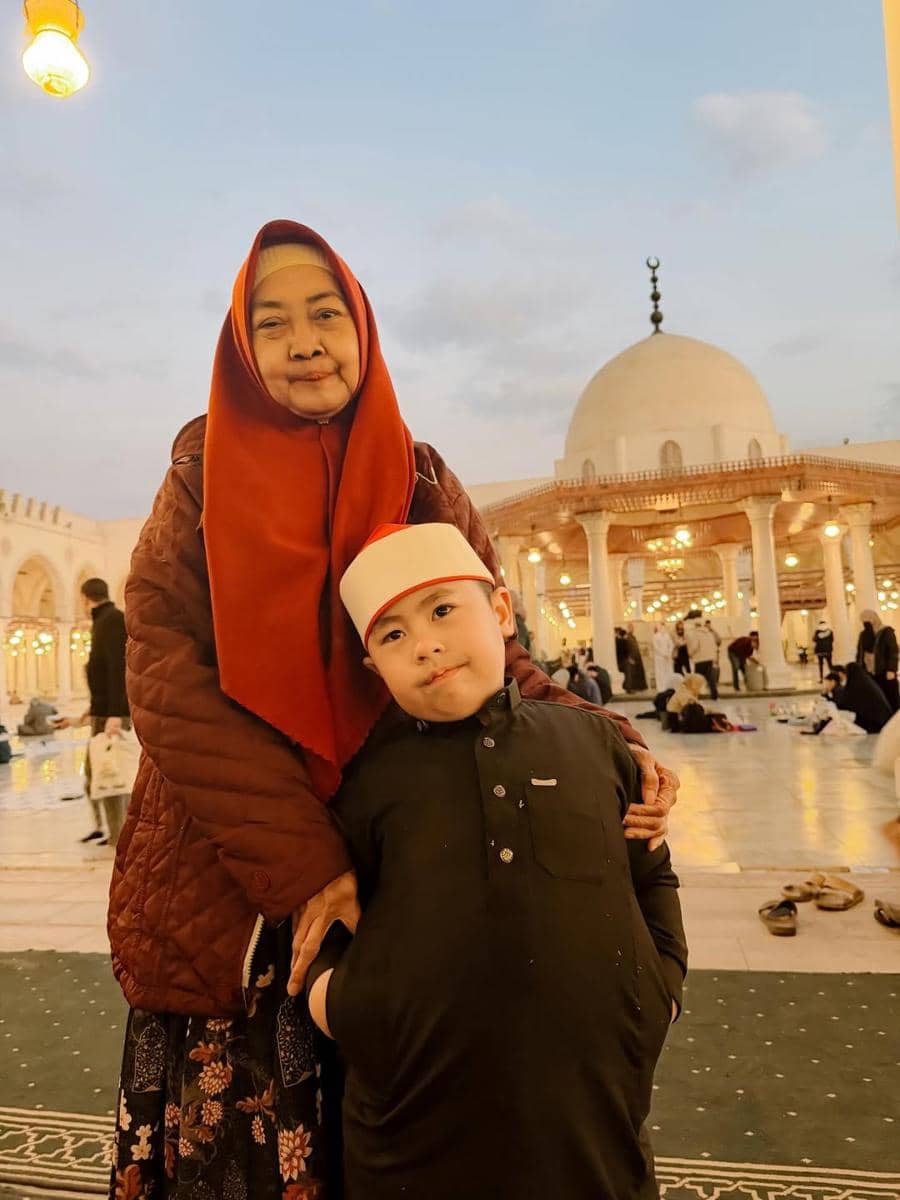 Oki Setiana Dewi dan buah hati safari masjid di Mesir.